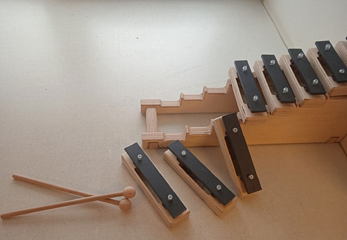 Sinkopa SGBS9 Металлофон разборный (глокеншпиль) сопрано 8 нот, с подставкой-"лесенкой"